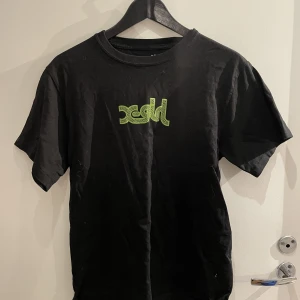 T-shirt  - Säljer denna svarta T-shirt med tryck på bröst och rygg  Passar även väldigt bra som en träningströja om man vill ha det så. 