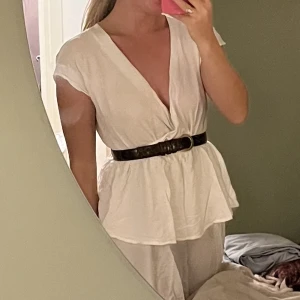 Klänning - Vit superfin klänning, funkar perfekt om man ska vara pirat på halloween men också med en stickad tröja över eller på sommaren! Går även att ha som off shoulder!