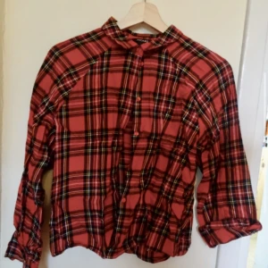 Skotsrutig skjorta  - I nyskick! 