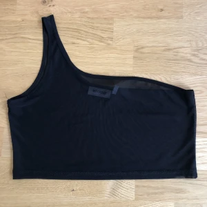 Oneshoulder meshtop  - Superfin Meshtopp i oneshoulder modell. Fint skick. 