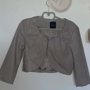 Bolero  -  Den kommer från vero Moda och jag är i fusk läder. Storlek M Skriv om du har några frågor