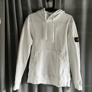 Stone island hoodie - Säljer denna snygga hoodie i bra skick, använder inte längre. 
