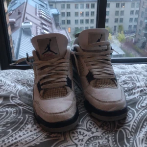 Jordan 4 - Använt skick, creaseskydd inbyggd i skorna, används inte längre Pris kan diskuteras! Nypris:4900