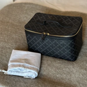 Malene Birger Necessär  - Necessär från By Malene Birger. Färgen charcoal. Det finns knappt några tecken på användning. Dustbag medföljer 🩶