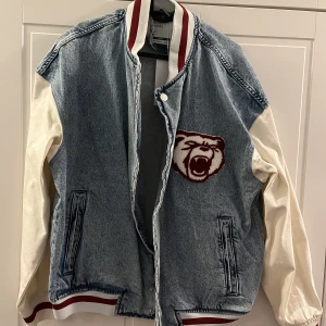 College Jacka - Säljer en aldrig använd College Jacka från Bershka. Har aldrig blivit använd då den är förliten för mig! Den är i storlek 38/M 😊