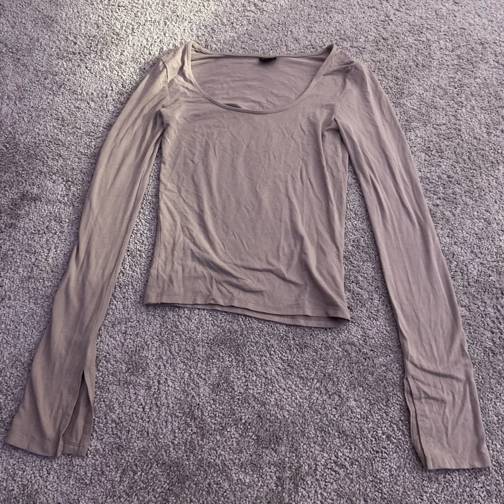 Hej säljer min Gina tröja då den inte används mera. Den är använd 1-2 gånger så den är som ny. Köpt för 200kr. Kontakta mig för fler bilder och pris💗Står inte för frakten . Tröjor & Koftor.
