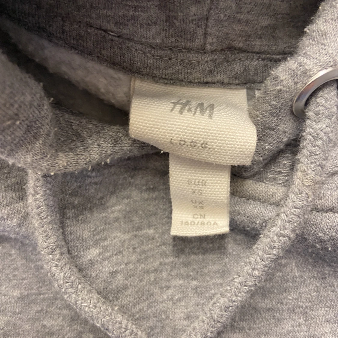 Grå hoodie med tryck - 91