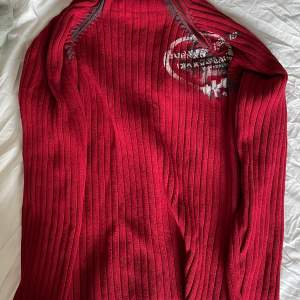 jättesnygg röd tröja från jack & jones som tyvärr aldrig används längre! asfeta detaljer och inga defekter! färgen ör lite mer vinröd i verkligheten 
