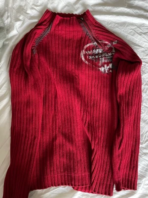 jack & jones  tröja - jättesnygg röd tröja från jack & jones som tyvärr aldrig används längre! asfeta detaljer och inga defekter! färgen ör lite mer vinröd i verkligheten 