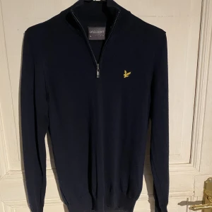 Lyle Scott tröja - Lyle scott 1/4 zip i stickat material.   I nyskick utan någon skada.