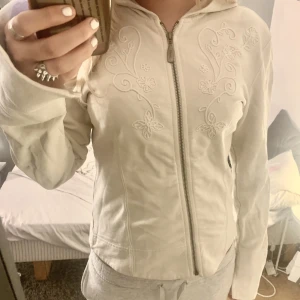 Vit zip up hood - Säljer min vita zip up hoodie med detaljer på från spirit, lite nopprig men såå skönt material inuti, snygg och skön att ha under sin kappa/jacka nu under hösten