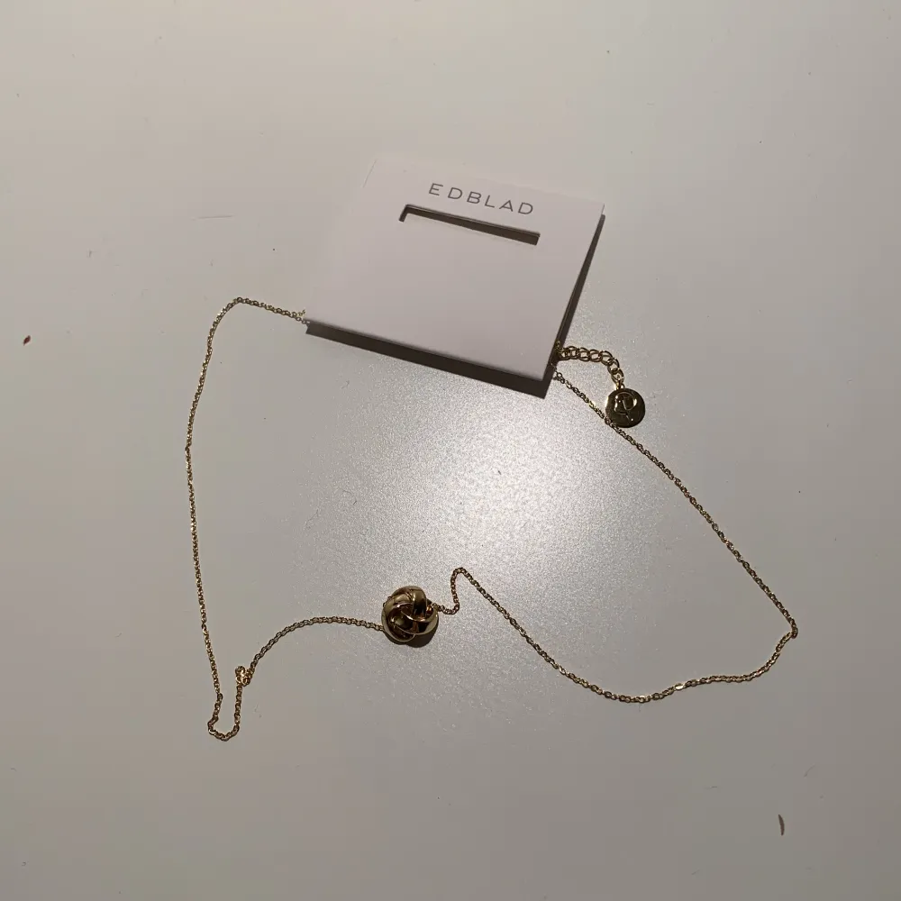 Halsband från Edblad, helt oöppnad. Säljer då jag fick den men inte använder guldsmycken. Nypris är 350.. Accessoarer.