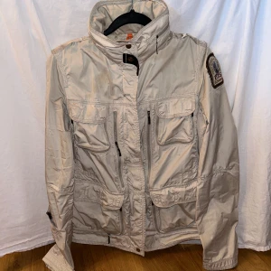 Parajumper skaljacka - Beige parajumper vindjacka, finns luva att ta ut, strl S