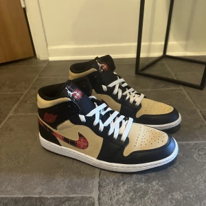 Air Jordan 1 Tartan Swoosh Sneakers - Helt nya jordans använda två gånger. Fungerar bra nu till vintern. STORLEK 42!! Köptes för 1700 kronor, pris kan diskuteras🥂