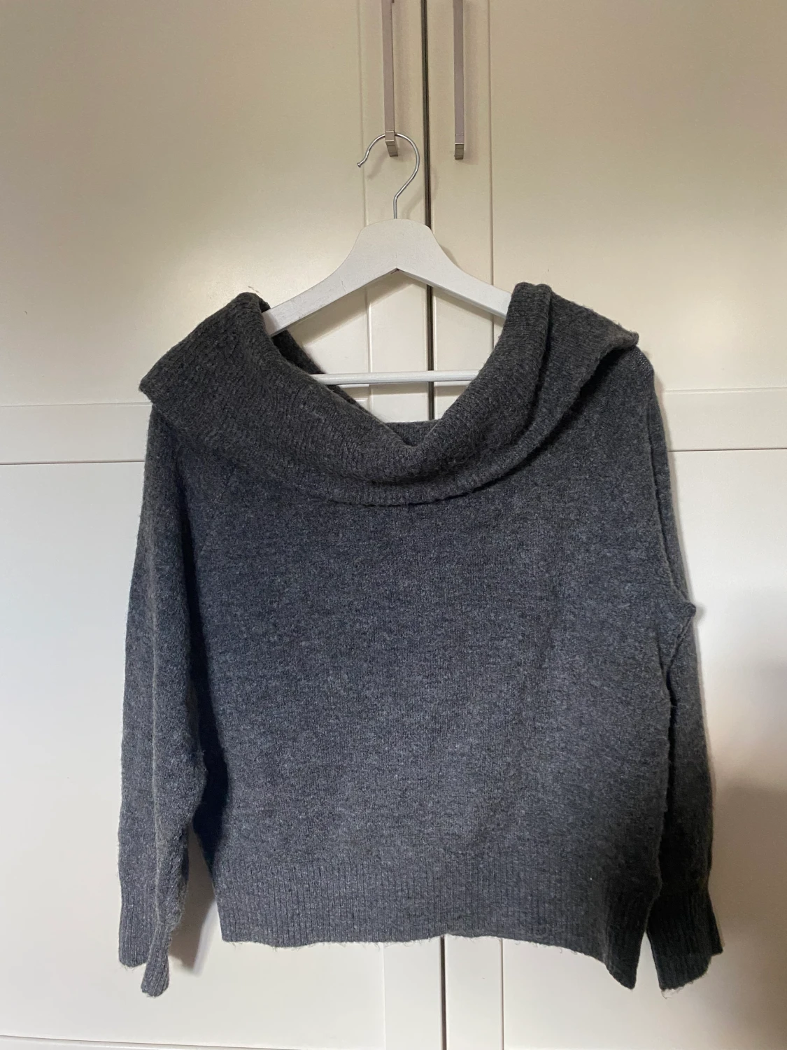 Off-shoulder stickad tröja