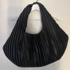 Svart väska - Svart, rymlig axelväska från Nakd. Använd fåtal gånger!