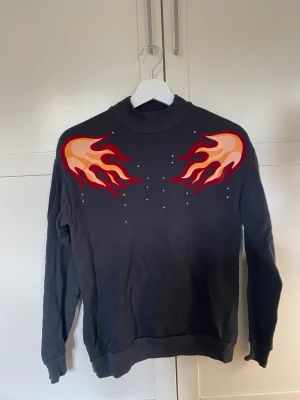 Sweatshirt med eldsflammor  - Cool tröja från zara som tyvärr inte kommer till användning! Knappt använd! Rätt liten i storleken.