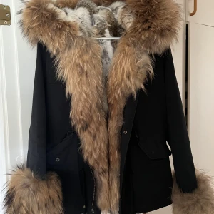 Pälsjacka  - Vinter jacka med äkta päls, använd en säsong, skick som nya!