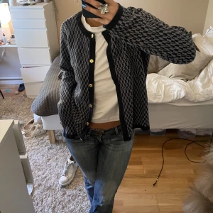 blå kofta - blå kofta från STOCKH LM, storlek M 😇