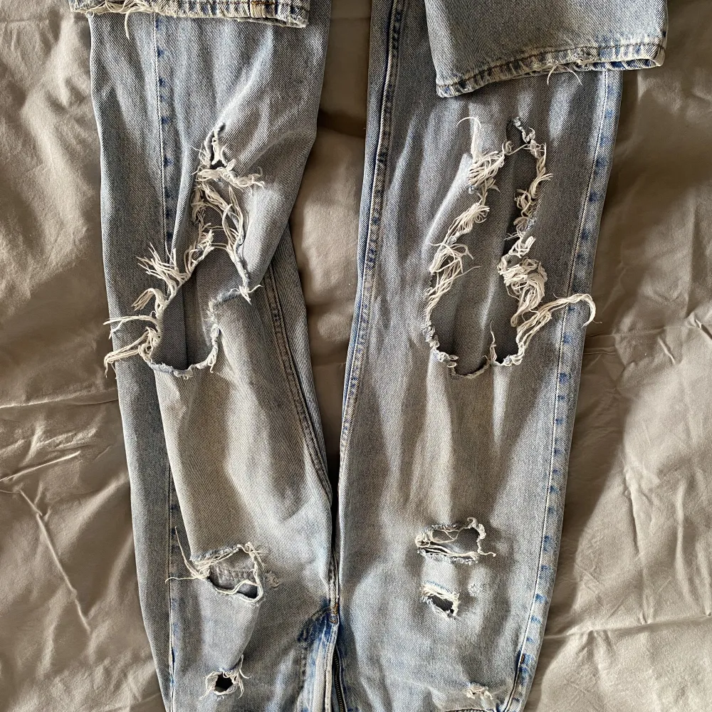 Ett par blåa jeans med hål på knäna. Säljer för att jag inte använder längre 💗. Jeans & Byxor.