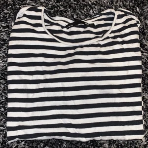 T-shirt  - Säljer en vit och svart randig t-shirt  Knappt använd något