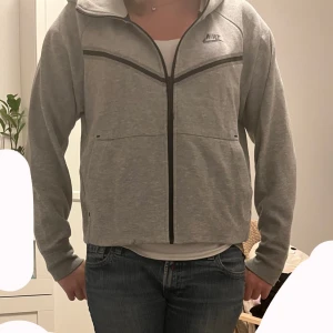 Niketech - Säljer min niketech i storlek S, säljer pga, kommer inte till nån användning💞