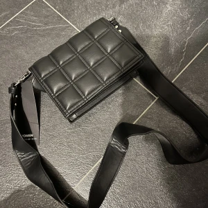 Väska  - Helt ny väska från newyorker Prislapp sitter kvar.   Pris kan diskuteras vid snabbaffär! 