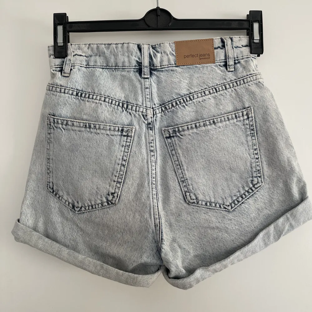 Säljer dessa snygga jeans shorts från Gina tricot, storlek 32. Fint skick, använda fåtal gånger . Shorts.