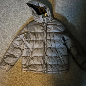 Timberland dunjacka - Svart Timberland jacka i bra skick.  Storlek S 