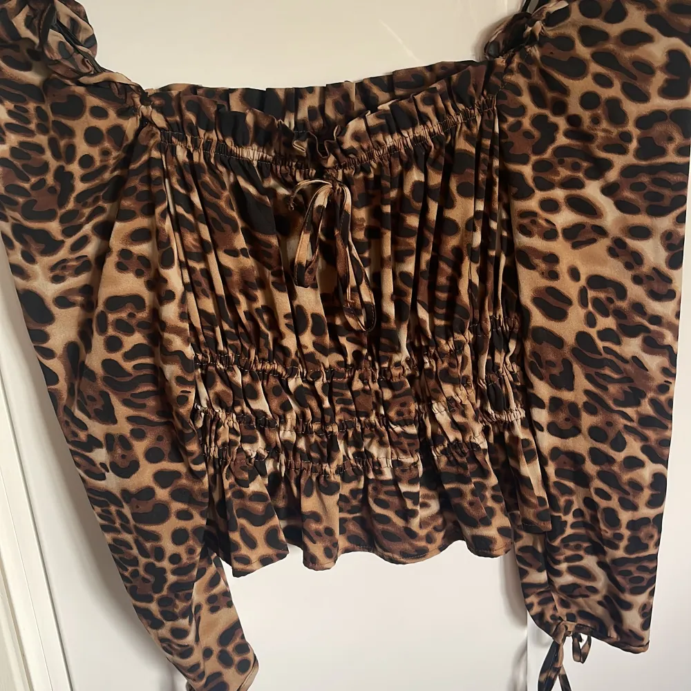 Leopard off shoulder topp ifrån boho! Har mest hängt i garderoben och tagit plats! Jätre fint skick inga slitage eller liknande! Priset går att diskutera. Blusar.