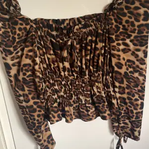 Leopard off shoulder topp ifrån boho! Har mest hängt i garderoben och tagit plats! Jätre fint skick inga slitage eller liknande! Priset går att diskutera