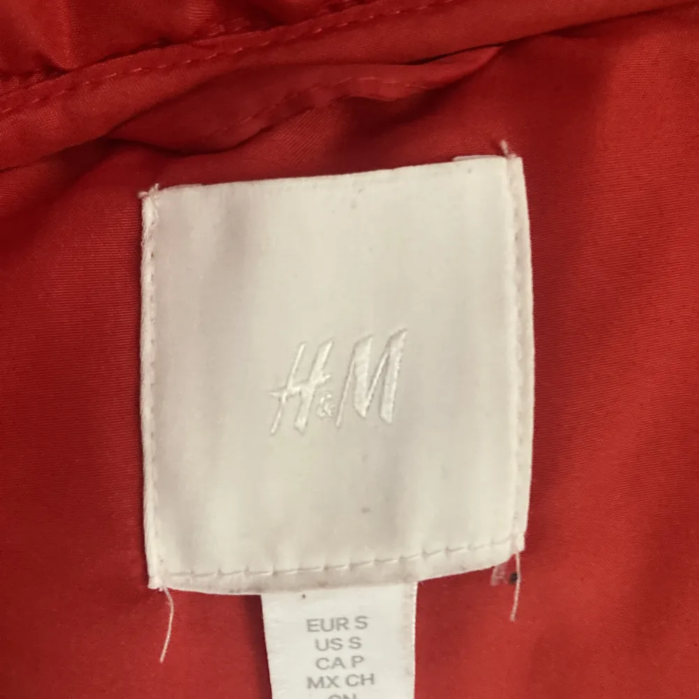 Röd täckjacka f ett ån H&M, storlek S, 250kr+frakt. Jackor.