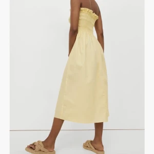 Gul klänning - Säljer min gula supersnygga klänning från hm. Använd fåtal gånger. Storlek xs💛