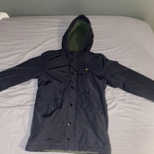 Lyle & Scott Jacka - Lyle & Scott jacka, köpt förra vintern och använd fåtal gånger Storlek 158-164