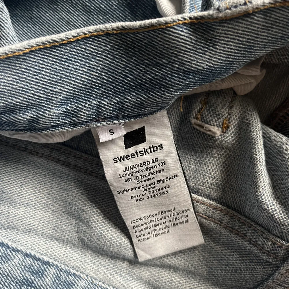 blåa jeans från sweet sktbs. välanvända men inga defekter. står s på lappen men skulle säga mer som m. nyskick ca 700kr, säljer för 130kr + frakt:). Jeans & Byxor.