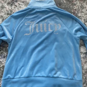 Juicy couture set - Juicy couture set koftan är storlek L och byxorna är XL 