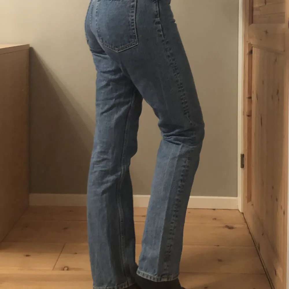 Assnygga raka mörkblå jeans som tyvärr ej passar längre:/ Sparsamt använda så fortfarande i så bra skick!! Långa i benen o passar perfekt till hösten. Jeans & Byxor.