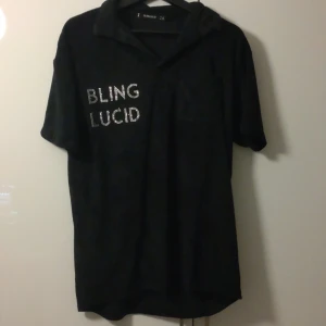 Blinglucid frotte pike  - Säljer min frotte pike då den var för stor. Den är storlek S men passar också dig som har M på t-shirts eller pikeer då jag själv brukar ha S på t-shirts. Helt oanvänd och då nyskick.  Nypris 400 mitt pris 200 Hör av dig vid funderingar 