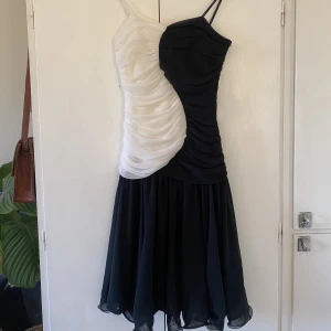 Vintage klänning  - Så otroligt vacker vintageklänning från Frank Usher, köpt på en vintagebutik i Uppsala😻superfint skick, aldrig använd av mig och inga tydliga tecken på tidigare användning heller!❤️Pris går att diskuteras!