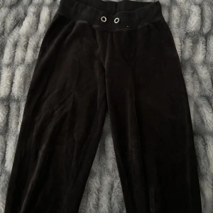 Cubus mjukisar - Svara Cubus mjukisar som min lillasyster använt men blivit för små för henne! Är i bra skick o inga skador elle fläckar!