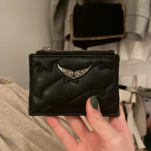 Zadig plånbok  - INTRESSEKOLL! Tänker kanske sälja min zadig plånbok. Använd men är i ganska bra skick. Dust bag finns. Hör av dig om du vill ha fler bilder eller annan info! TRYCK INTE PÅ KÖP NU 