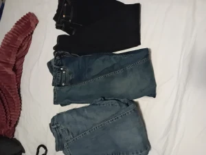 Jeans paket  - Nästan hwlt nya jeans använda fåtal gånger ! 2 st är utsvängda ben dom andra är rak modell med stretch strl S/M