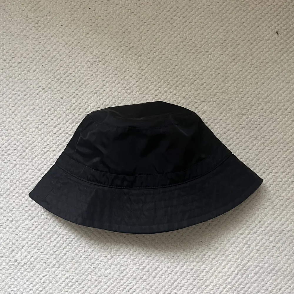 Svart buckethat från Monki i storlek L/58. Använd ett par gånger, fint skick🌸 pris kan diskuteras 😊. Accessoarer.