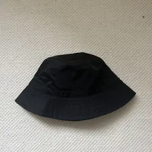 Svart buckethat från Monki i storlek L/58. Använd ett par gånger, fint skick🌸 pris kan diskuteras 😊