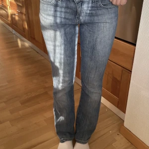 Lee jeans! - Ljusblåa Lee jeans, märks inte att dem är mycket använda förutom längst ner då det finns slitningar.   Low waist och bootcut  Bilderna kommer från en annan tjej på Plick eftersom dem tyvärr var för stora för mig. Det är också därför jag säljer dem 💕
