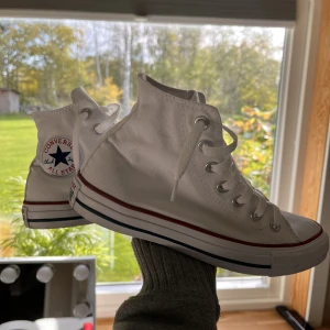 Converse skor  - Säljer mina vita converce. Storlek 37,5. Använda fåtal gånger. En liten fläk på höger sko men syns knappt. Skorna är nytvättade och inte använda efter det. 350kr