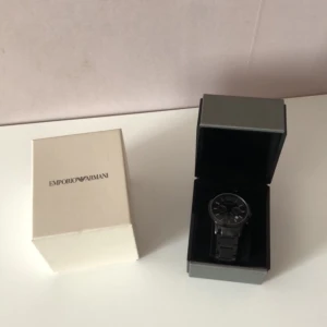 Emporio Armani klocka till salu ! - Klockan är så gott som helt ny oöppnad och är väldigt bekväm att använda.  (Hör av er vid intresse) 