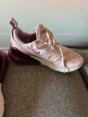 Nike Wmns Air Max 270 - Som nya, använda ca 5 gånger. Nypris 1900
