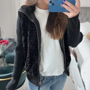 Jacka/kofta!  - Snygg jacka/kofta med päls och stickad på armarna!! 