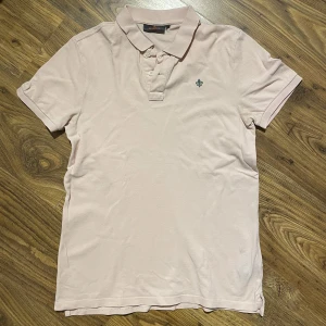 Morris Pikétröja  - Jätte snygg Morris pikétröja i ljus råsa färg. Bra skick (7/10) använd men välbehållen. 